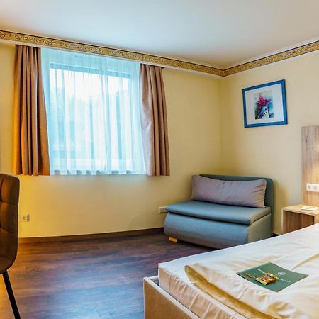 Akzent Hotel Restaurant Hirsch Хайденхайм-ан-дер-Бренц Экстерьер фото