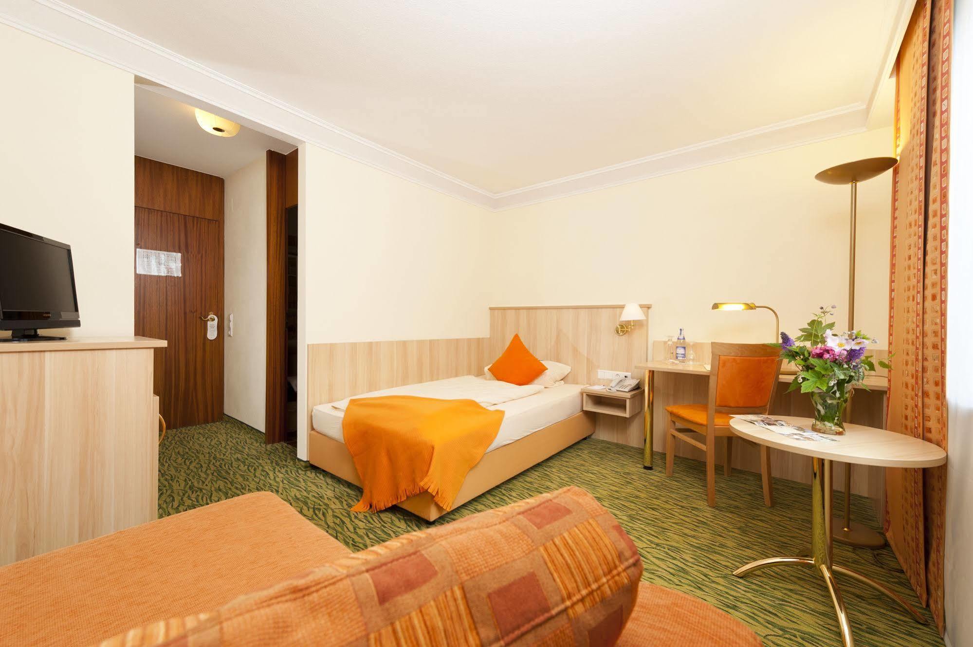 Akzent Hotel Restaurant Hirsch Хайденхайм-ан-дер-Бренц Экстерьер фото